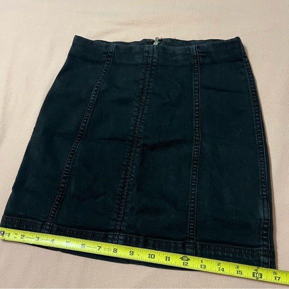 Like new* mini skirt - Picture 4 of 8